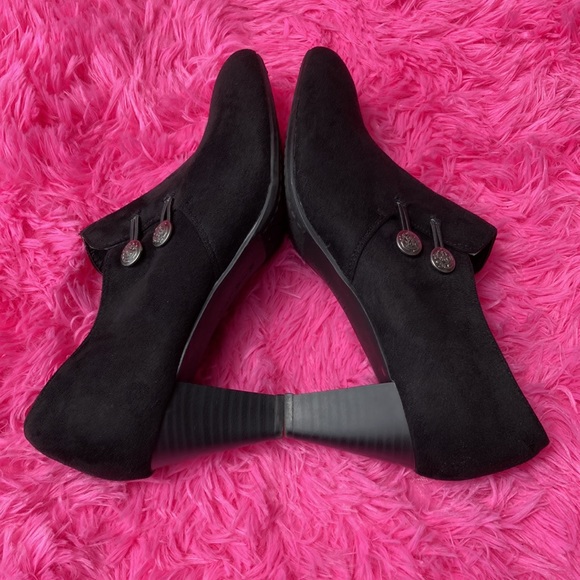 Rialto suede look button detail shoes (shoeties) in black size 9.5 - Picture 9 of 11